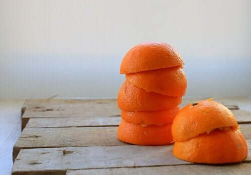 Stapel sinaasappelschillen