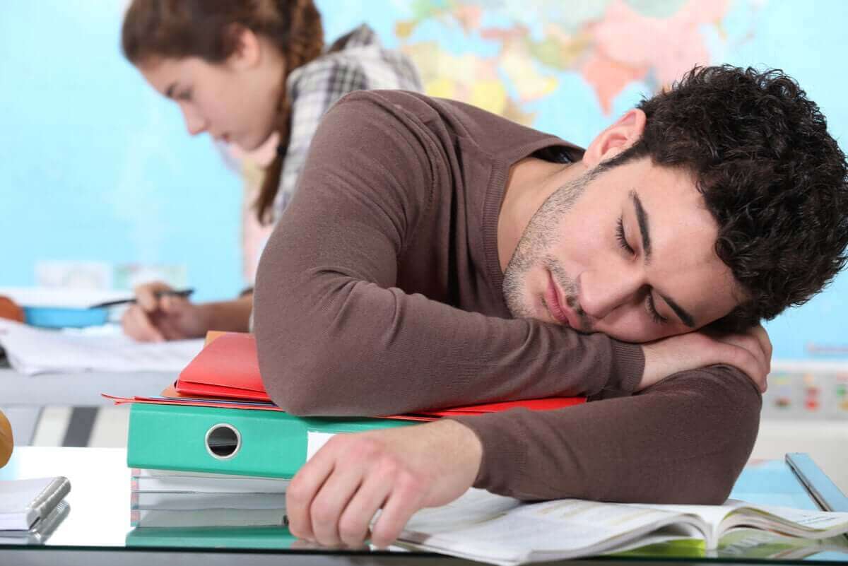 Man is tijdens studeren in slaap gevallen