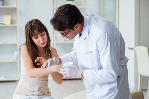 Symptomen, oorzaken en behandeling van huiduitslag