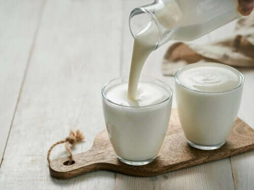 Twee glazen yoghurt naturel