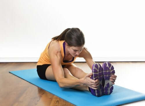 Vrouw doet een yogapose