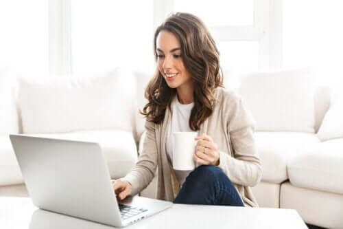 Vrouw shopt online