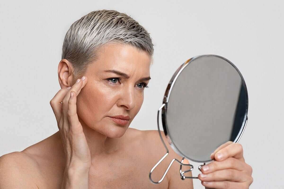 Vrouw bekijkt haar rimpels