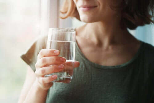 Vrouw drinkt een glas water