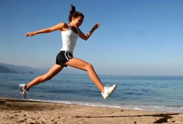 Vrouw sport op het strand