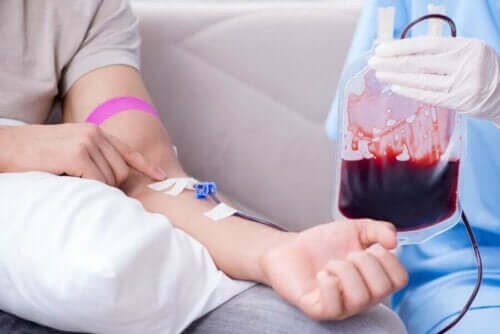 Iemand doneert bloed bij de bloedbank