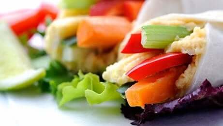 Wraos met groenten en fruit erin