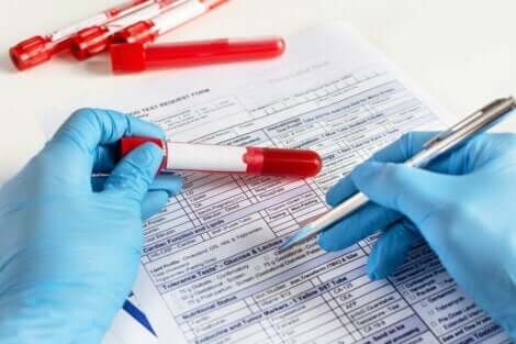 Een arts vult een formulier in voor een bloedtest