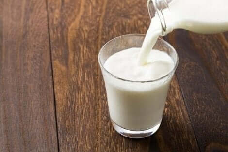 Melk wordt in een glas geschonken