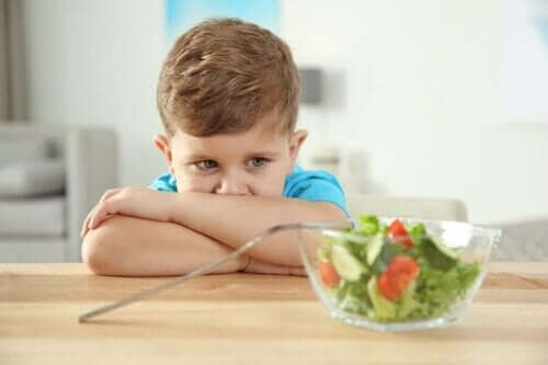 Een kind dat weigert een salade te eten