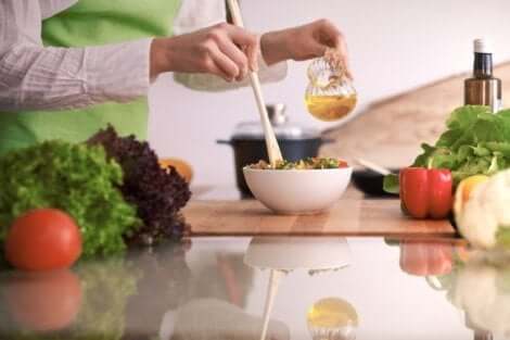 Een gezonde salade maken