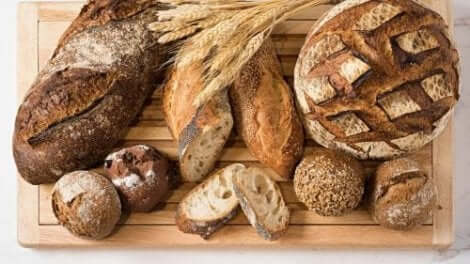 Verschillende soorten brood op een plankje
