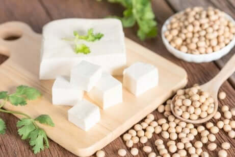 Tofu en linzen op tafel