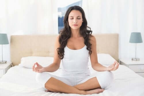 Een vrouw zit in een yogahouding