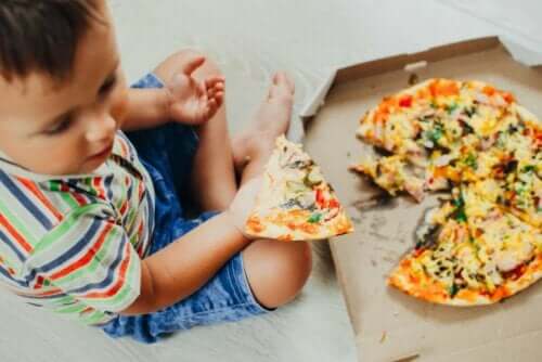 Een kind dat pizza eet