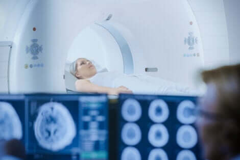 Een vrouw die een MRI ondergaat