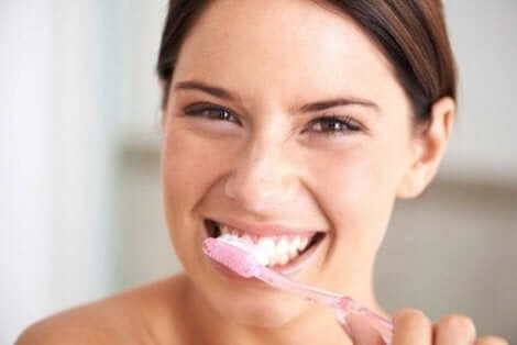 Een vrouw haar tanden poetst