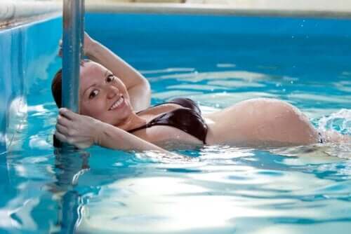 Een vrouw in een zwembad