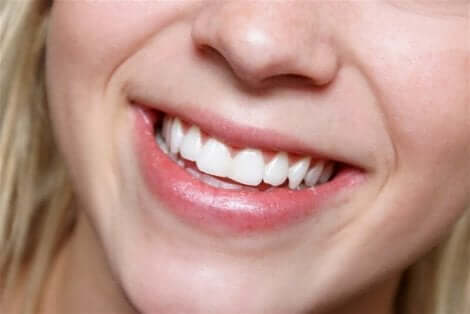 Een vrouw met witte tanden