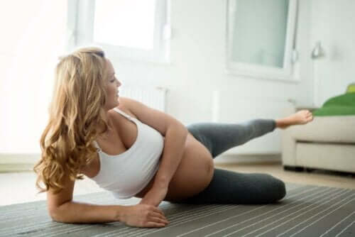 Een zwangere vrouw die yoga doet