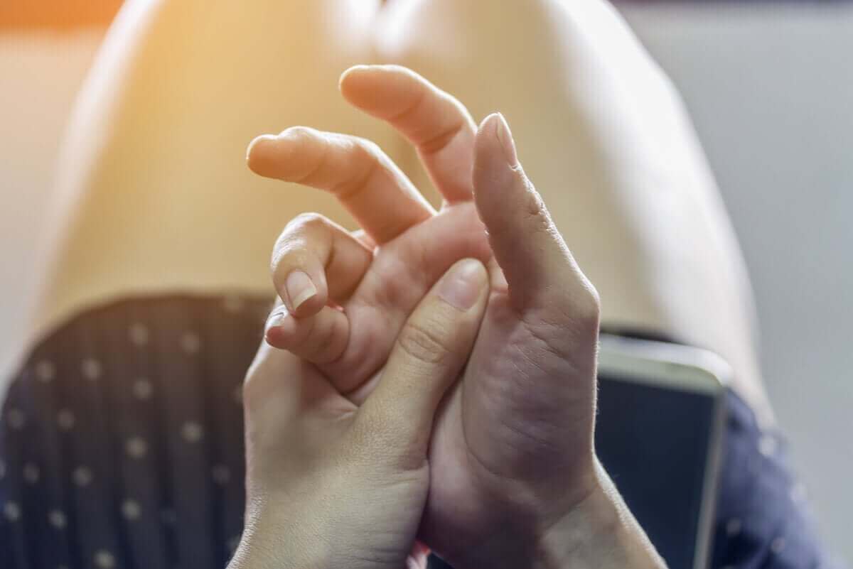 Iemand probeert zijn tics tegen te houden