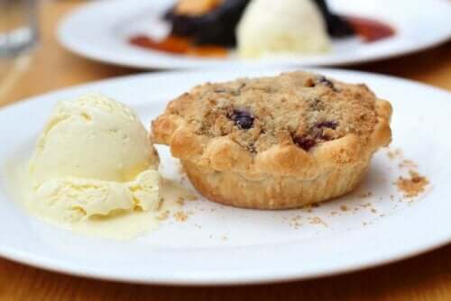 Bord met bolletje ijs en een gebakje