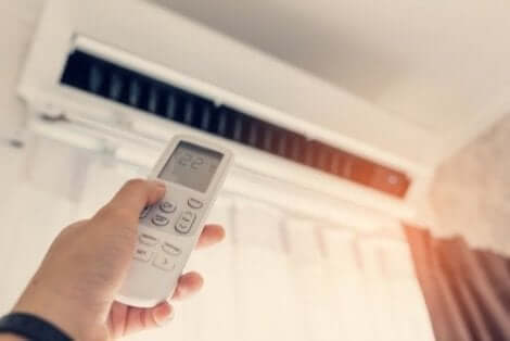 Iemand die thuis airconditioning gebruikt