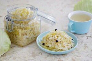 Hoe kimchi te maken: gezond gefermenteerd voedsel