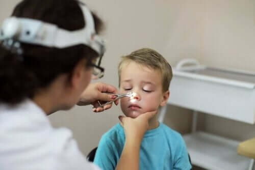 Arts bekijkt neus van kind