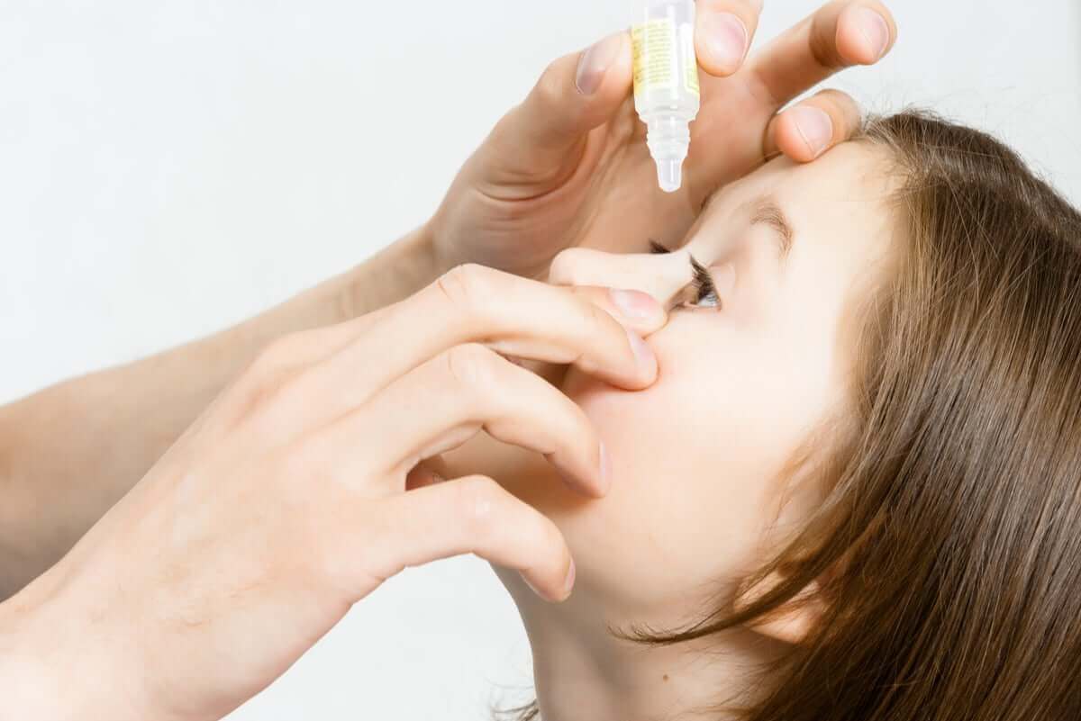 Iemand geeft oogdruppels