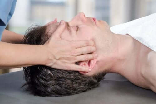 Man krijgt een massage van zijn kaak