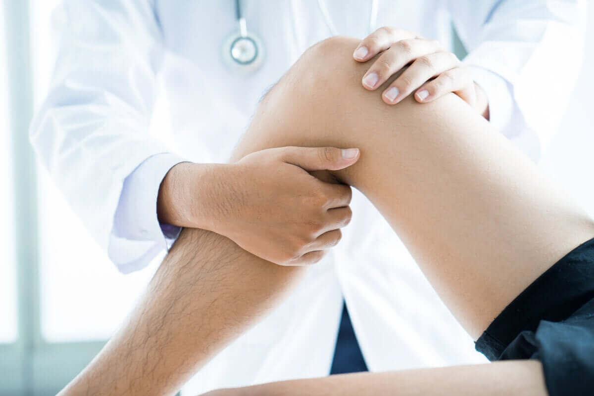 Arts bekijkt een knie