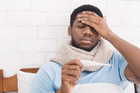 Man met koorts en hoofdpijn
