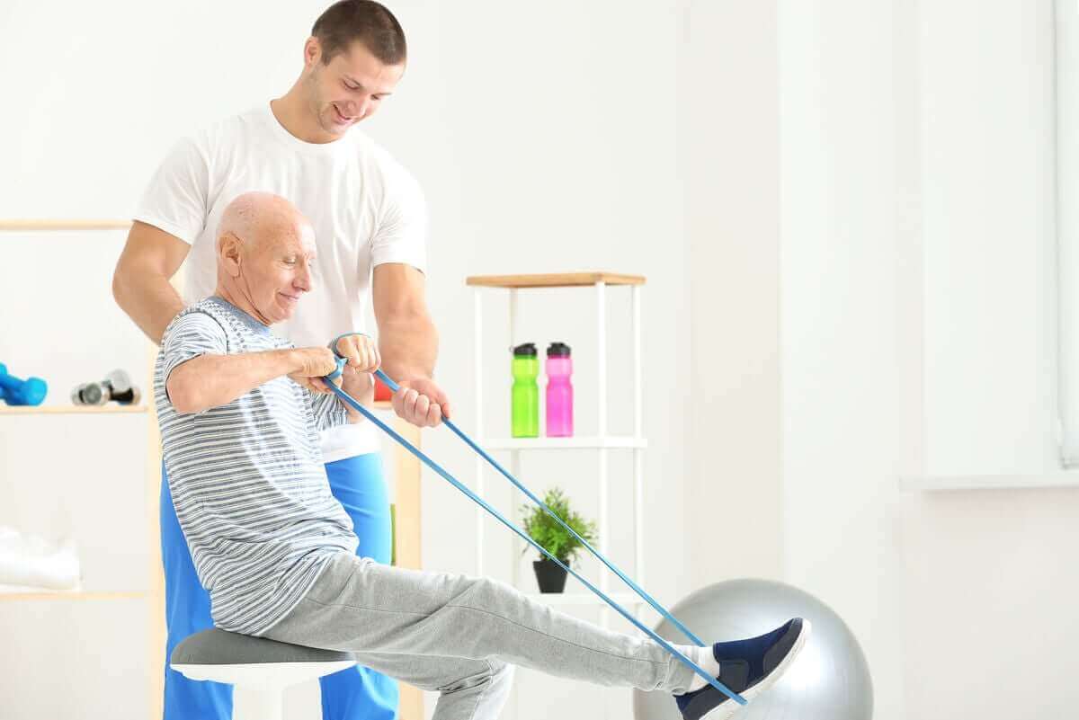 Oudere man traint mer een weerstandsband