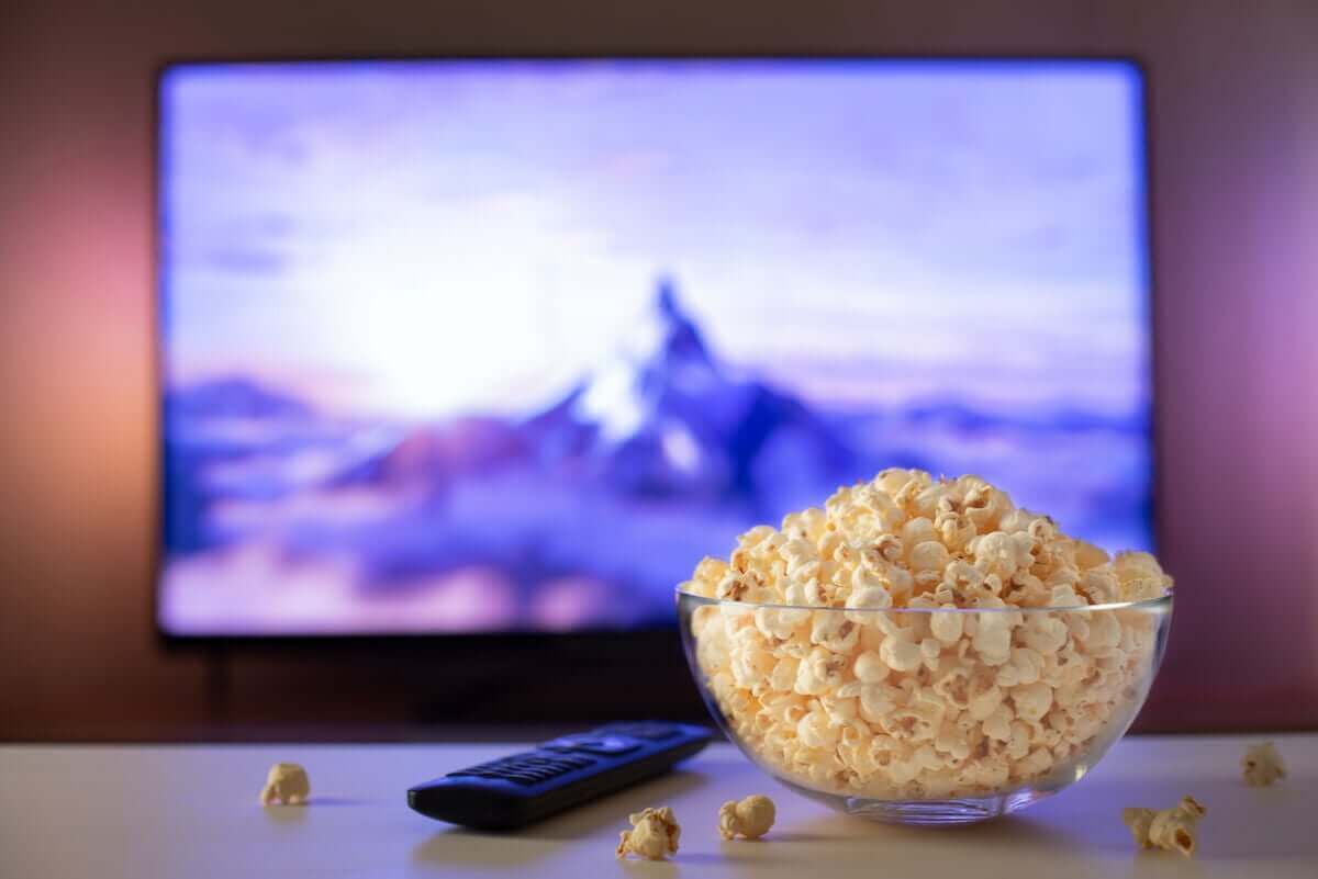 Schaal met popcorn