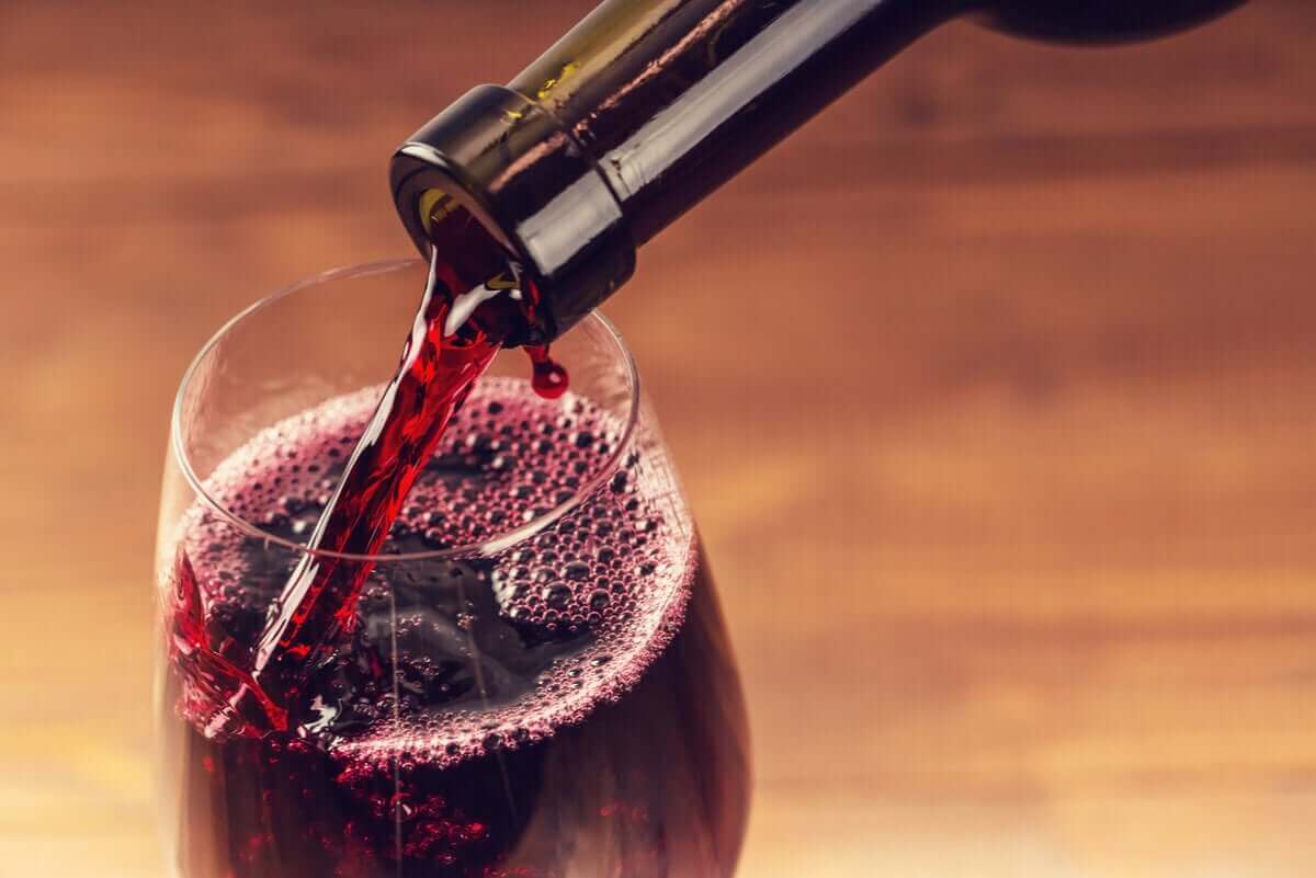 Inschenken van een glas rode wijn