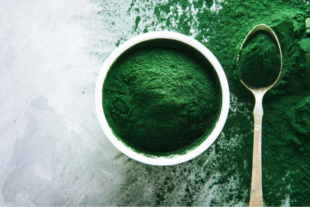 Spirulina in een schaaltje