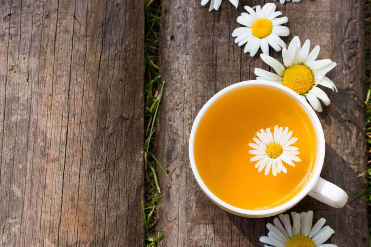 Thee met kamillebloemen