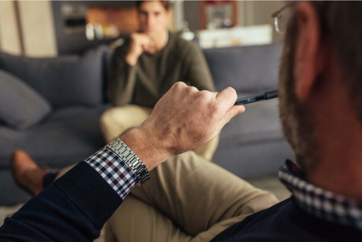 Man bij de psycholoog