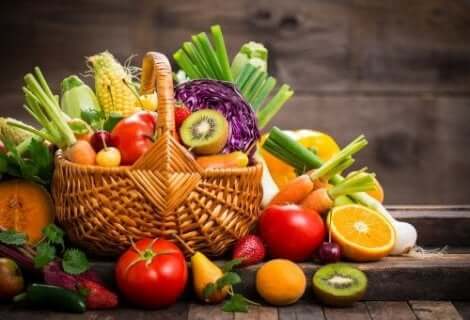 Verse groenten en fruit in een mand
