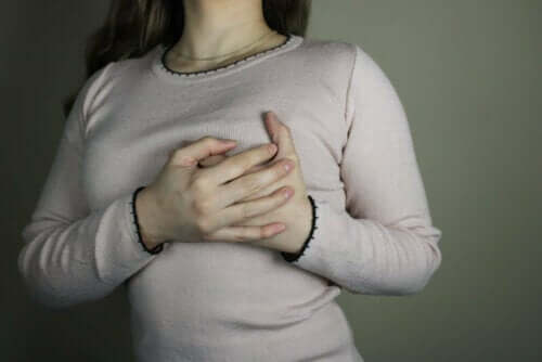 Vrouw houdt pijnlijke borst vast