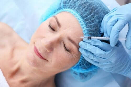 Vrouw krijgt botox