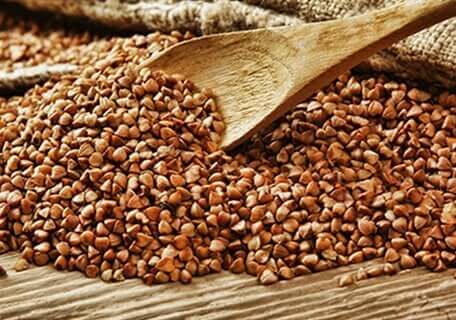 Boekweit met een houten lepel