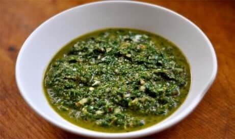 Chimichurri-saus in een witte kom