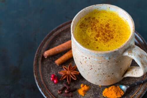Vijf voordelen van het drinken van een kurkuma tisane