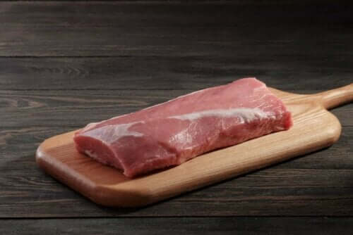 Een stuk mager vlees op een houten plankje