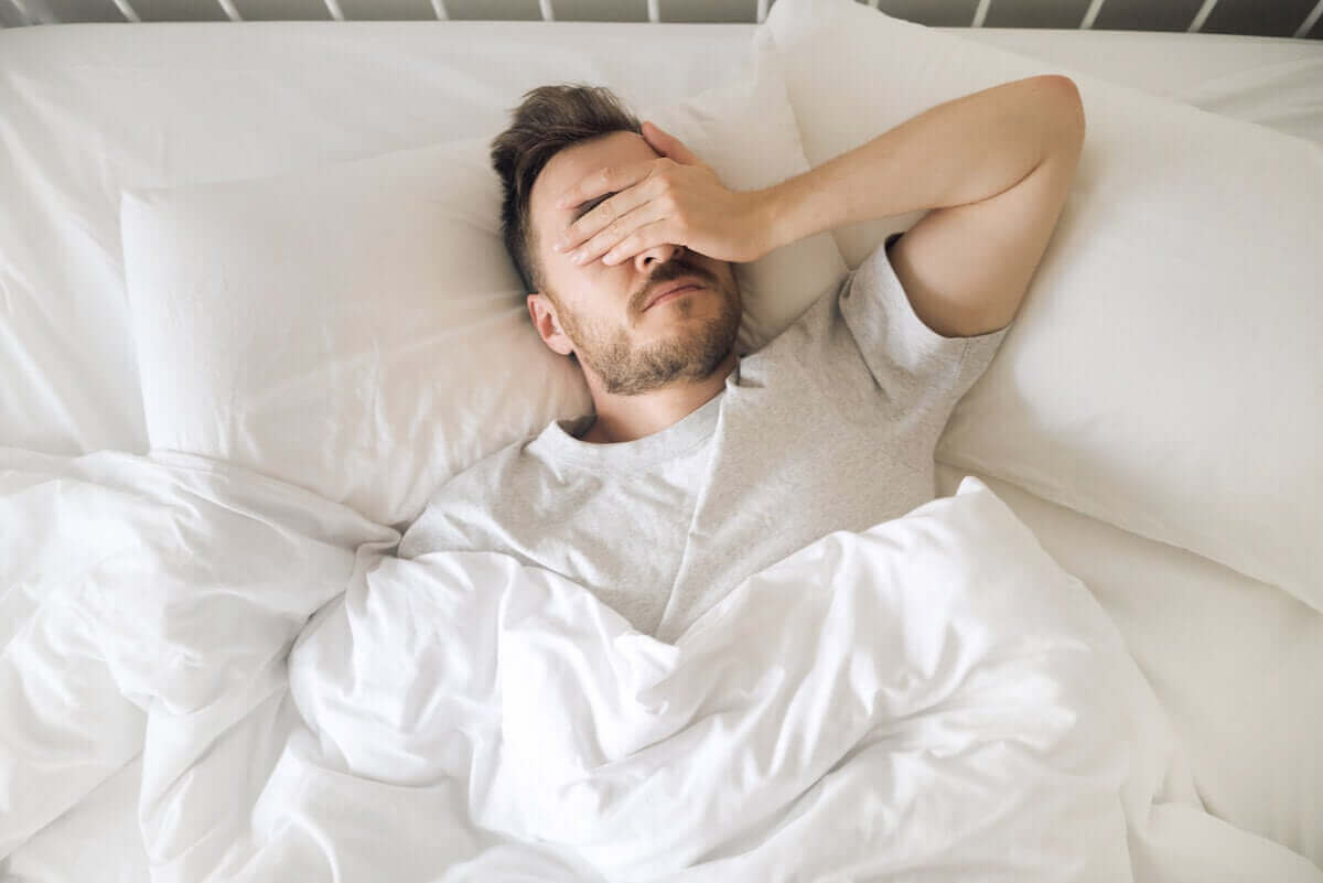 Man kan niet slapen door pijn in zijn schouder