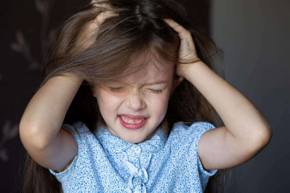 Meisje trekt aan haar haren waardoor ze alopecia heeft