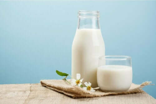 Melk in een glas en in een fles