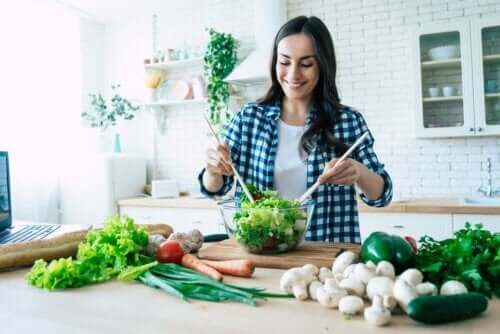 Een vrouw maakt salade